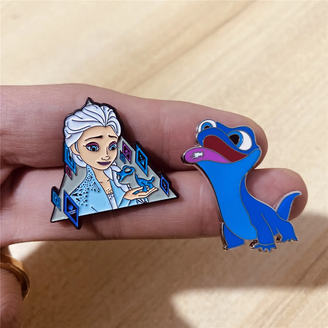 Металлическая эмалированная брошь в стиле Холодное сердце | Украшения и