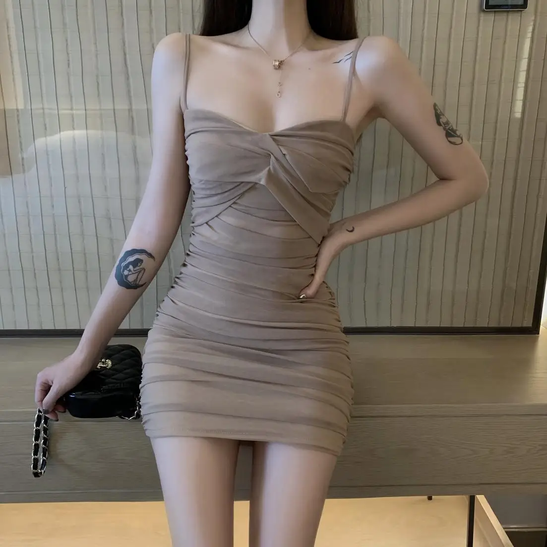 2020 Азиатская мода Сетчатое красное сексуальное тонкое стройнящее платье без