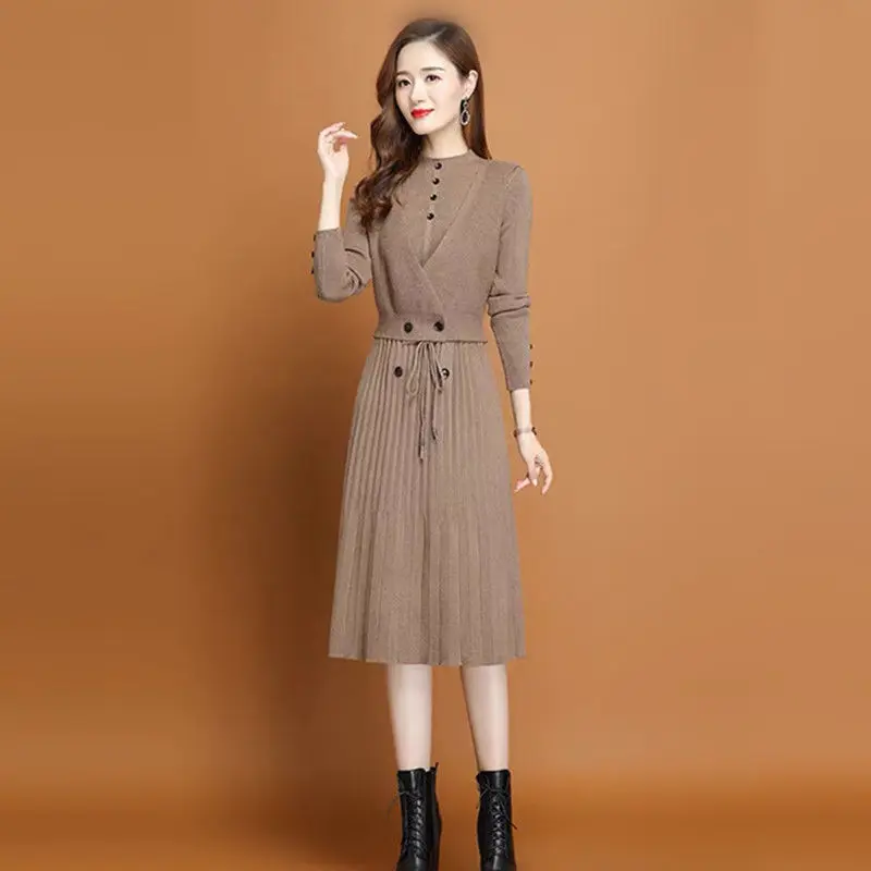 

Вязаное платье для женщин осень и зима 2022 новый женский свитер имитация двух частей средней длины с круглым вырезом и длинными рукавами пла...