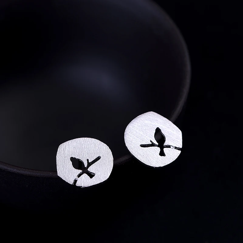 Женские серьги-гвоздики из серебра 925 пробы с матовой веткой дерева | Украшения и