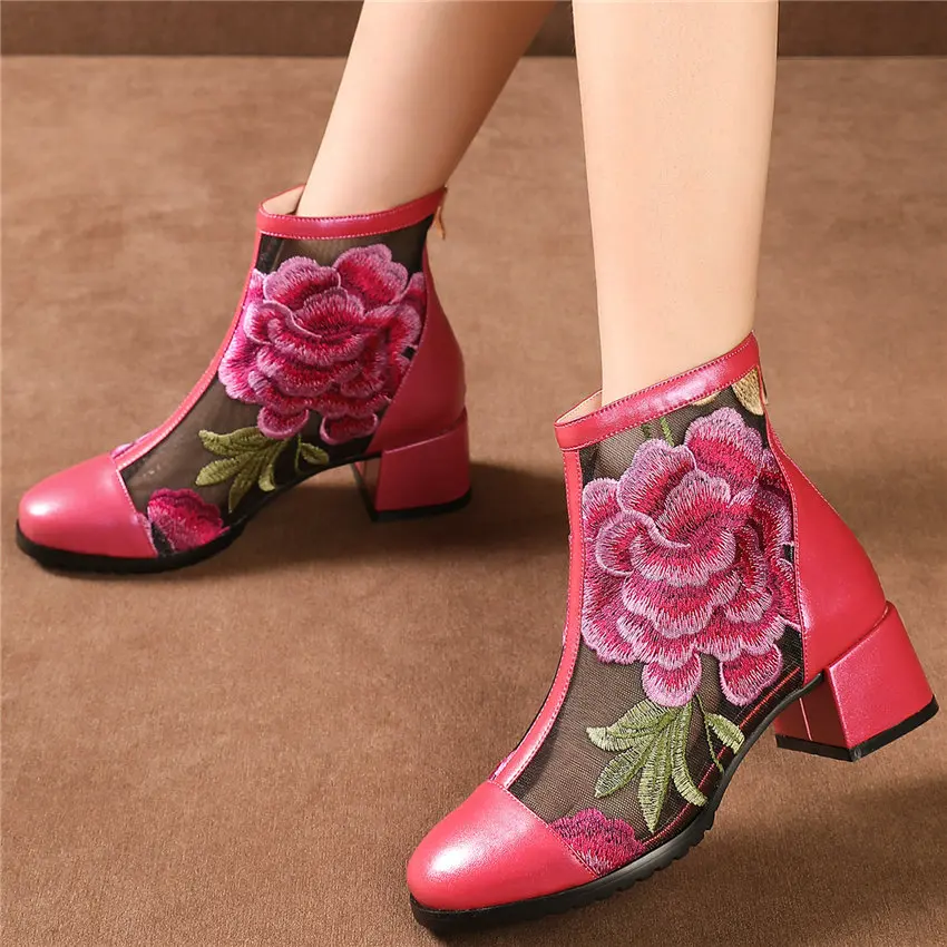 Женские туфли-лодочки из воловьей кожи на неровном каблуке с кружевной вышивкой |