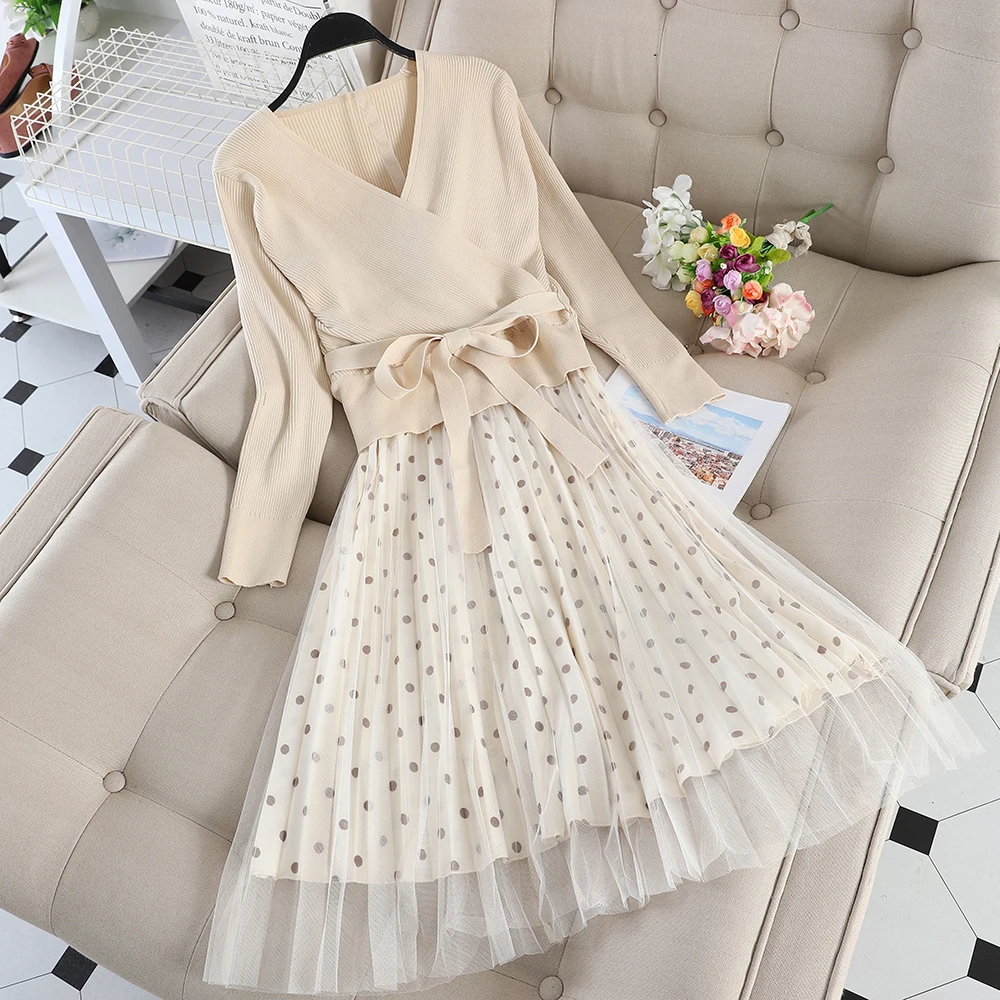 Женский комплект из двух предметов Однотонный свитер с поясом и юбка в горошек