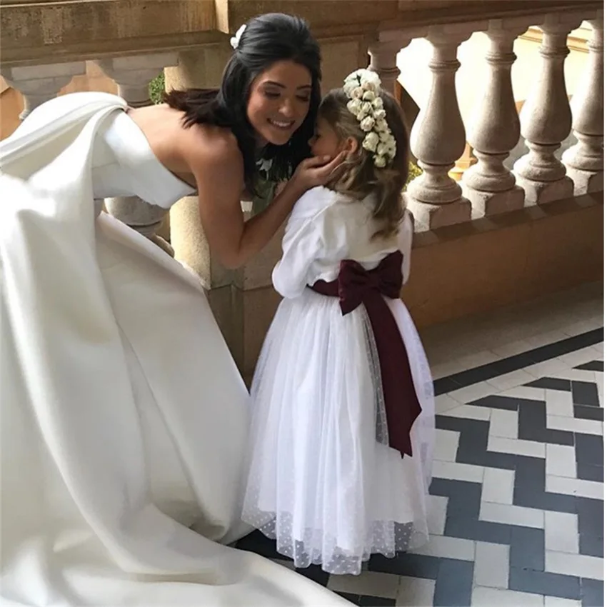 Simple A-line Wedding Dresses Strapless Court Train Satin Bridal Gowns Backless Vestido De Noiva Charming Robe De Mariee