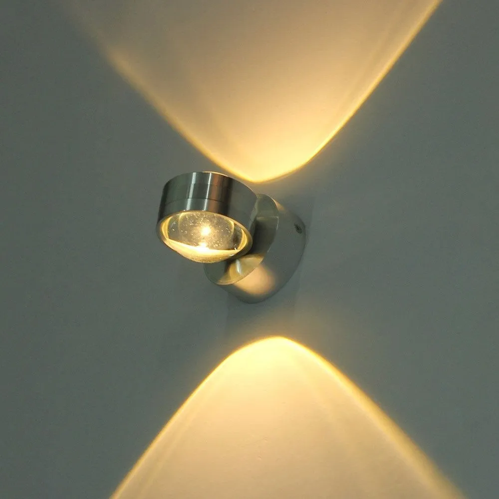 Светодиодный настенный светильник с двумя кристаллами светящийся в гостиной