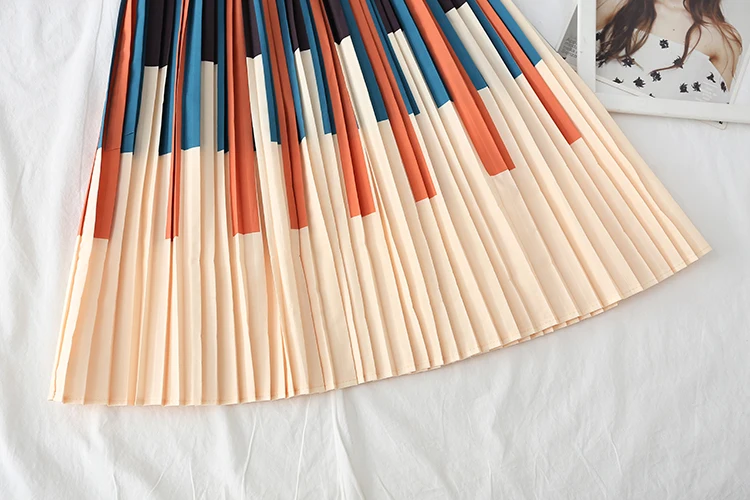 Женское трикотажное платье с длинным рукавом поясом и плиссированной юбкой в