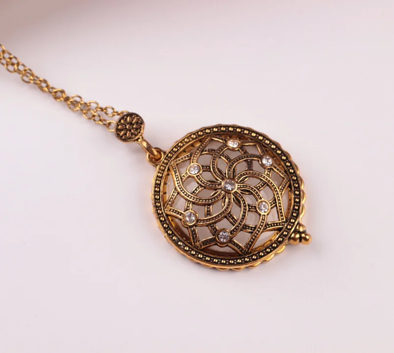 

European and American personality retro hollow pattern magnifying glass alloy necklace new necklace wholesale name necklace