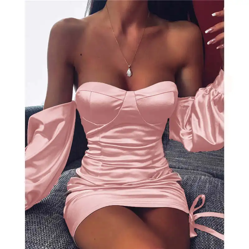 Соблазнительное облегающее платье футляр телесного цвета с открытыми плечами