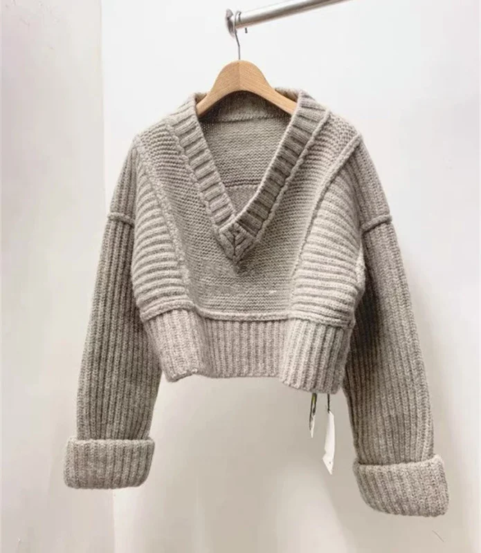 

Новинка Осень-зима 2021, серия вязаных свитеров.