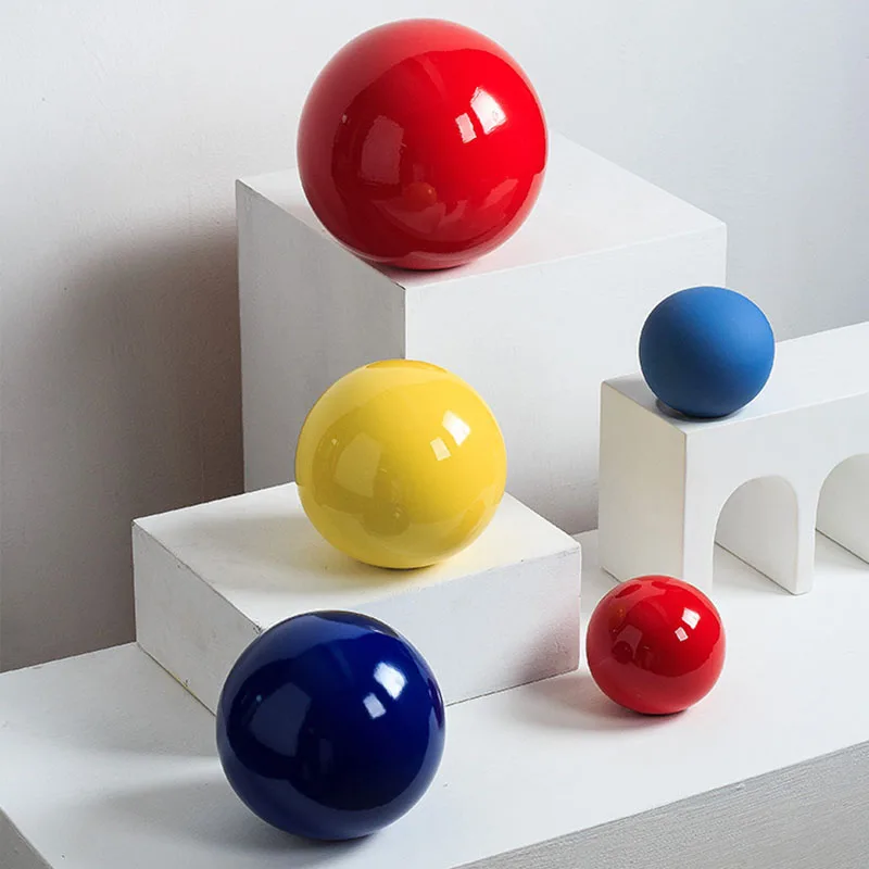 

European Creative Red Smooth Ball Ceramic Sculpture Modern Artware Statue Desktop Art Ornament Home Decoration Accessories