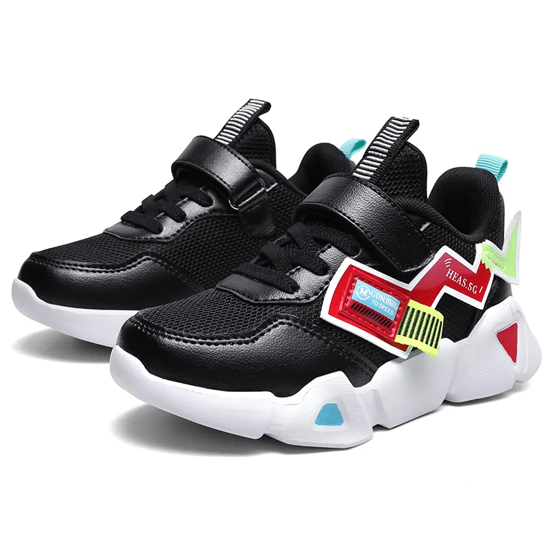 Сетчатая детская спортивная обувь с уникальным украшением в виде заплаток