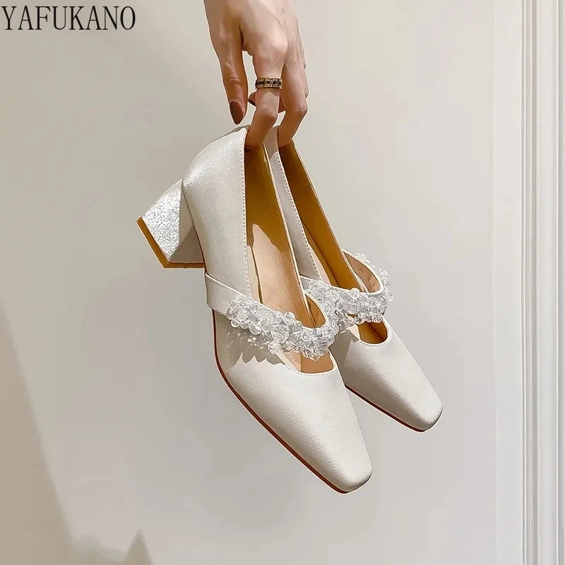 

Elegant Silk Satin Bridesmaid Wedding Shoes 2022 New Crystal Word Belt Mid Heel High Heels Thick Heel Party Dress Women Pumps