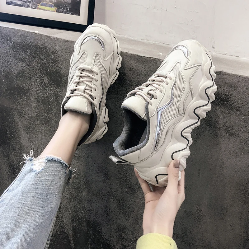 Женские кроссовки на толстой подошве Fujin белые разноцветные плоской обувь для