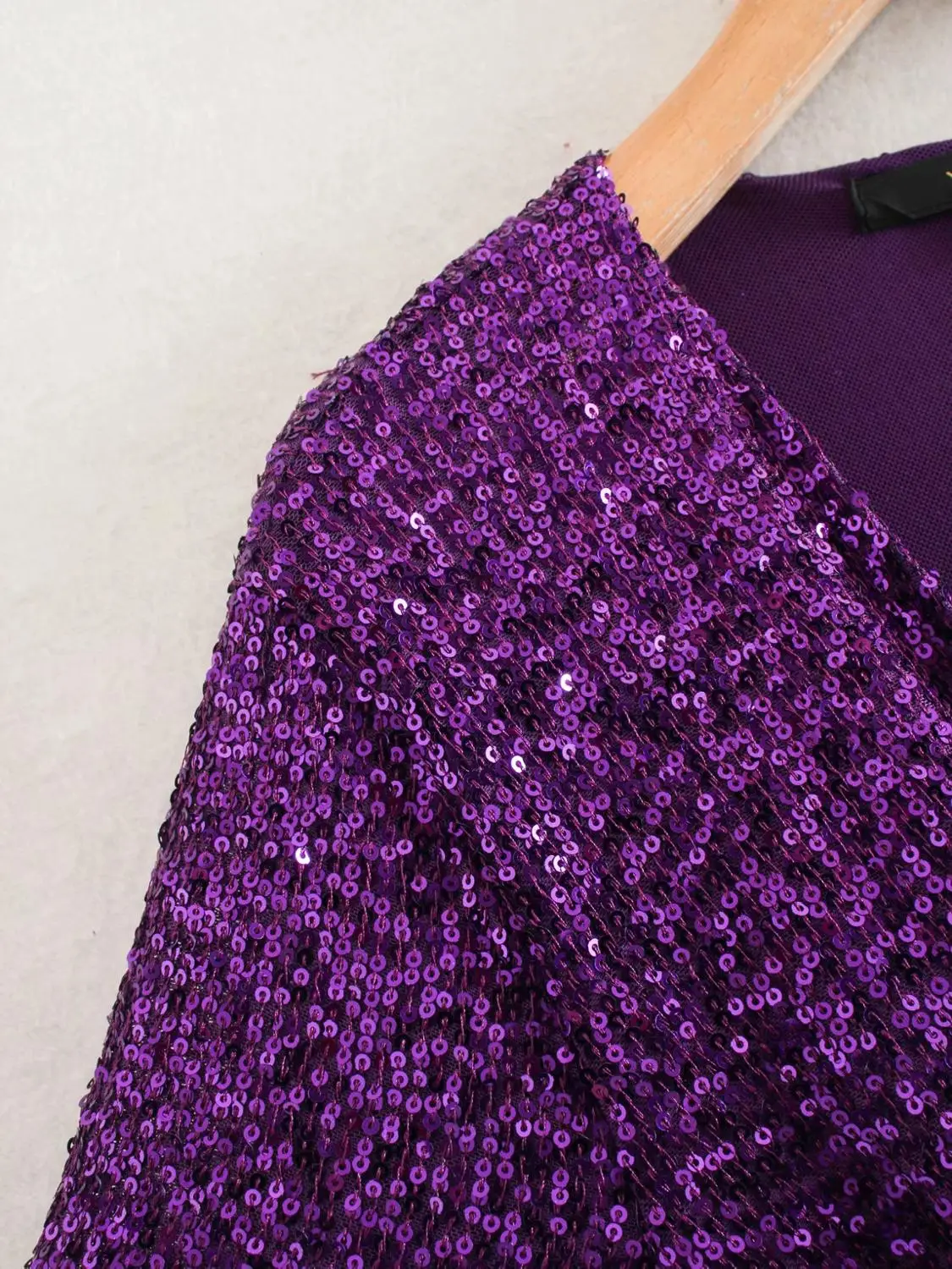 Женское мини-платье-кимоно с v-образным вырезом и бантиком на завязках поясом