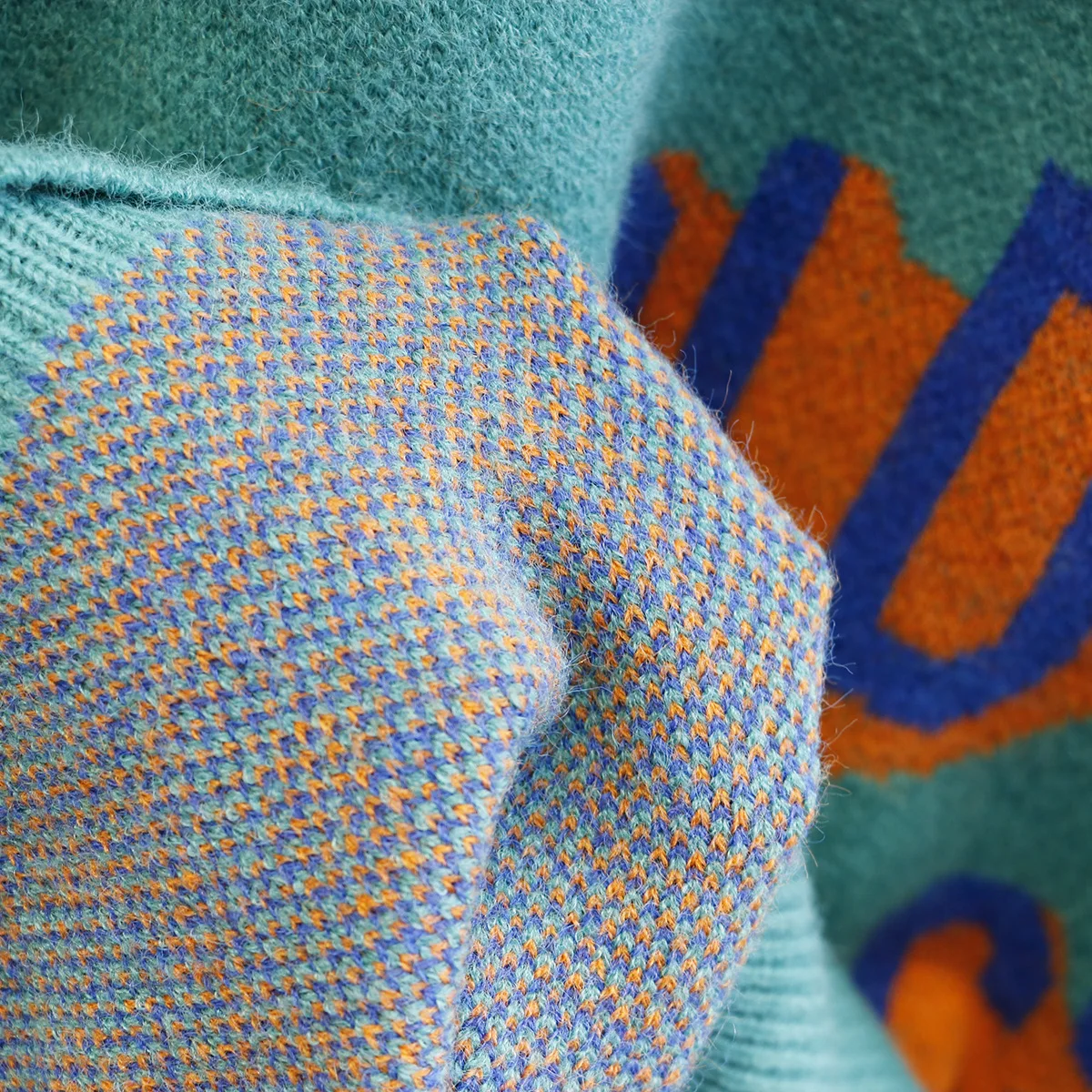 Осенние женские свитера свободные с капюшоном цветные буквами вязанные толстые