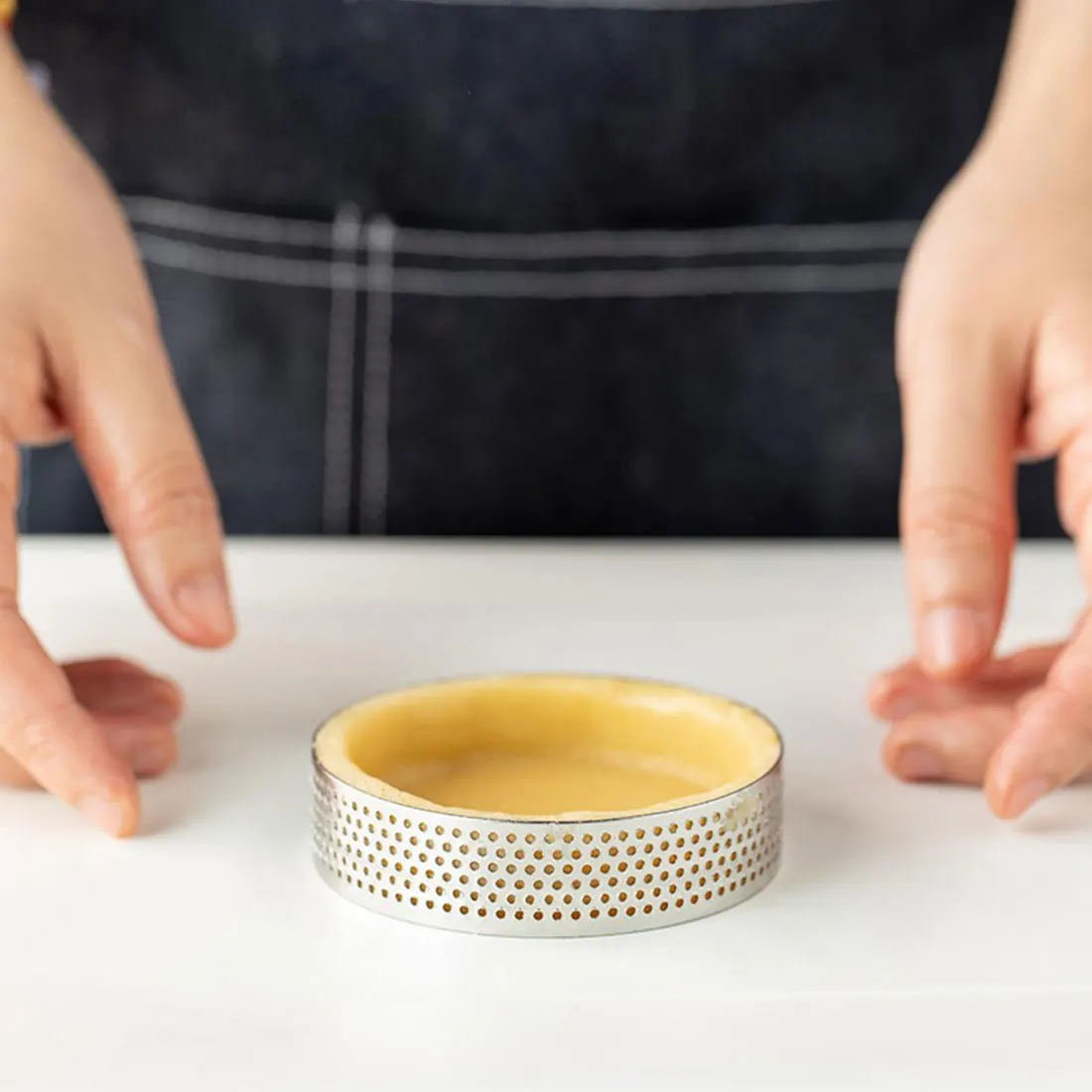 

Heat-resistant round stainless steel porous egg ring ring bottom tower cake mold baking tool porous cake mousse ring