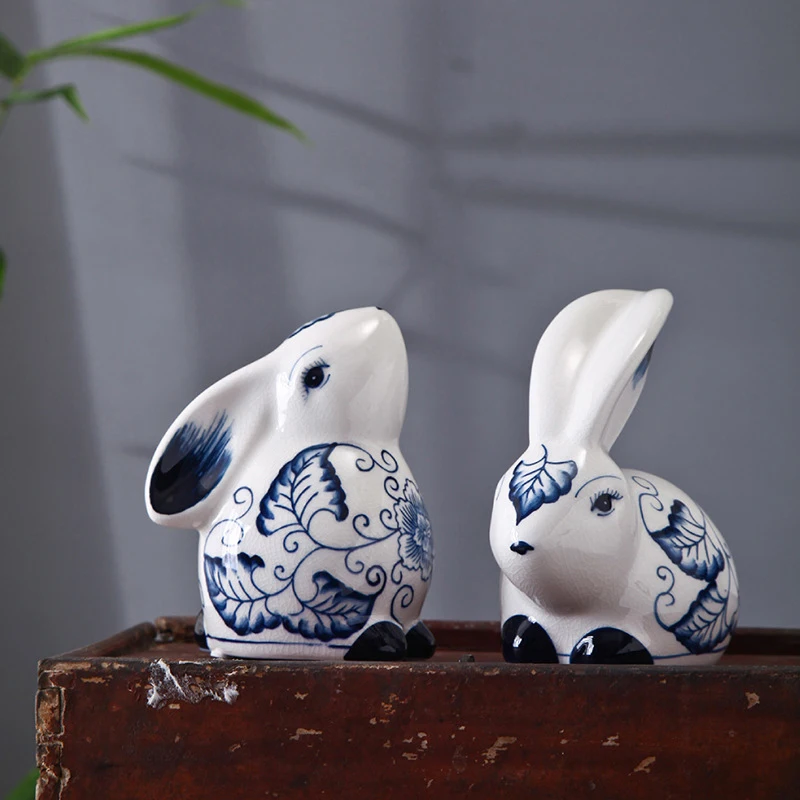 Декоративная сине-белая фарфоровая статуэтка кролика треснувшая керамическая