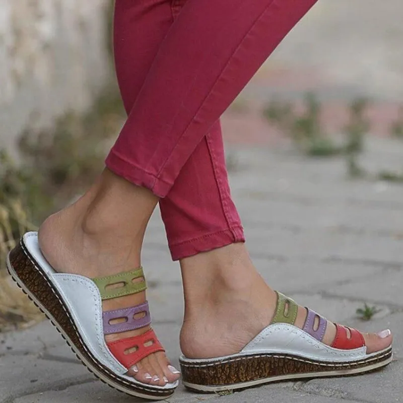 Женские шлепанцы пляжные сандалии на танкетке с перфорацией плоская подошва