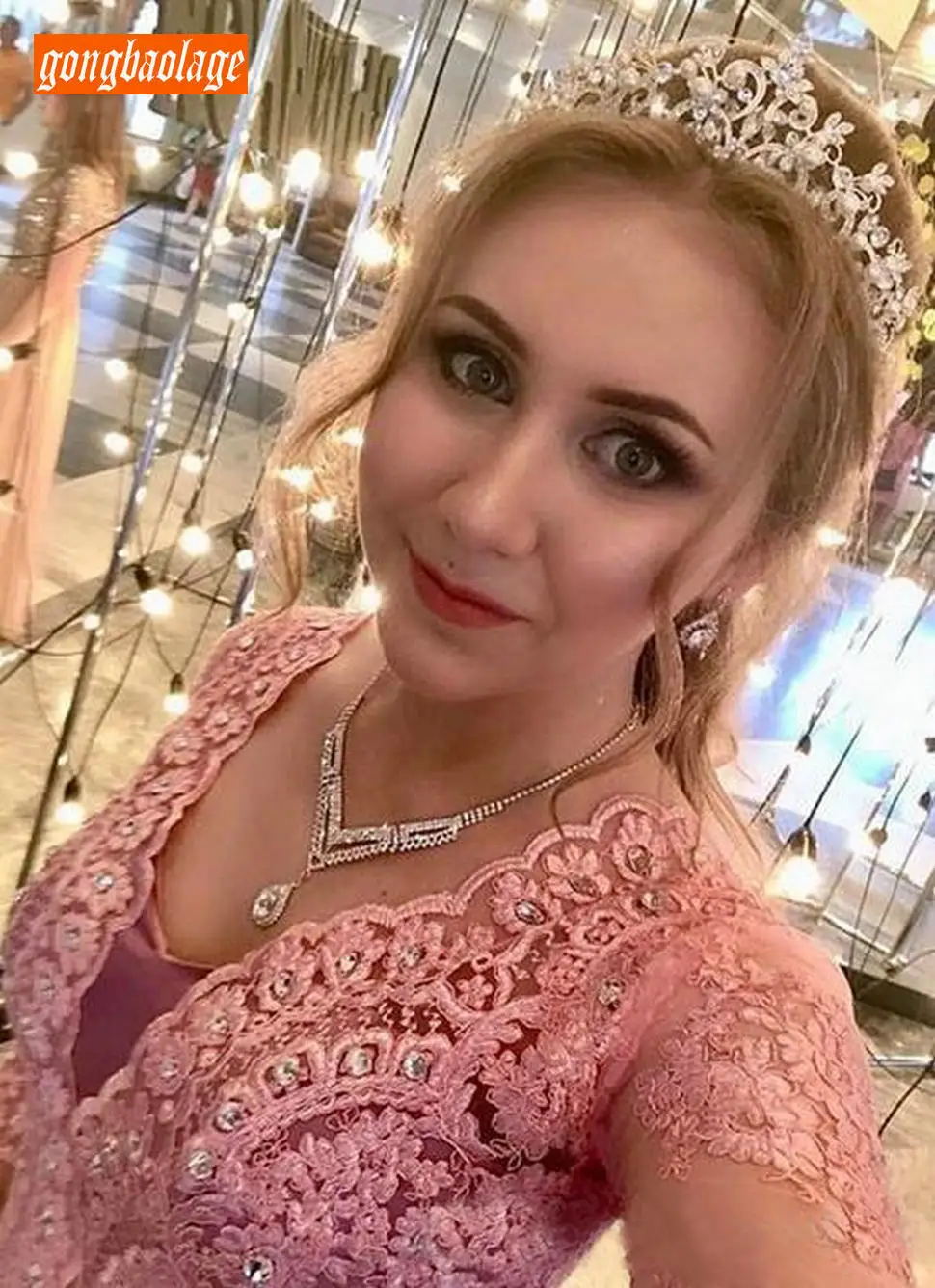 Ярко розовое платье в стиле бохо для выпускного вечера кружевное