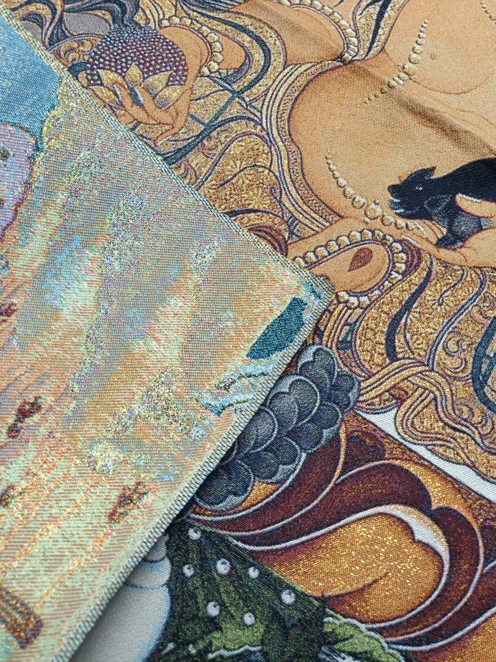 Тангка Тибетского буддизма с изображением желтого бога богатства Джамбхалы, вышитая на шелке.