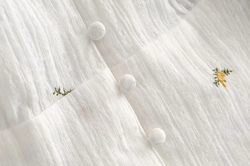 

2020 Summer Slit O neck Embroidery Flower White Wrinkly Cotton Shirt Buttons Retro Pullover Women Blouse Short Puff Sleeve Tops