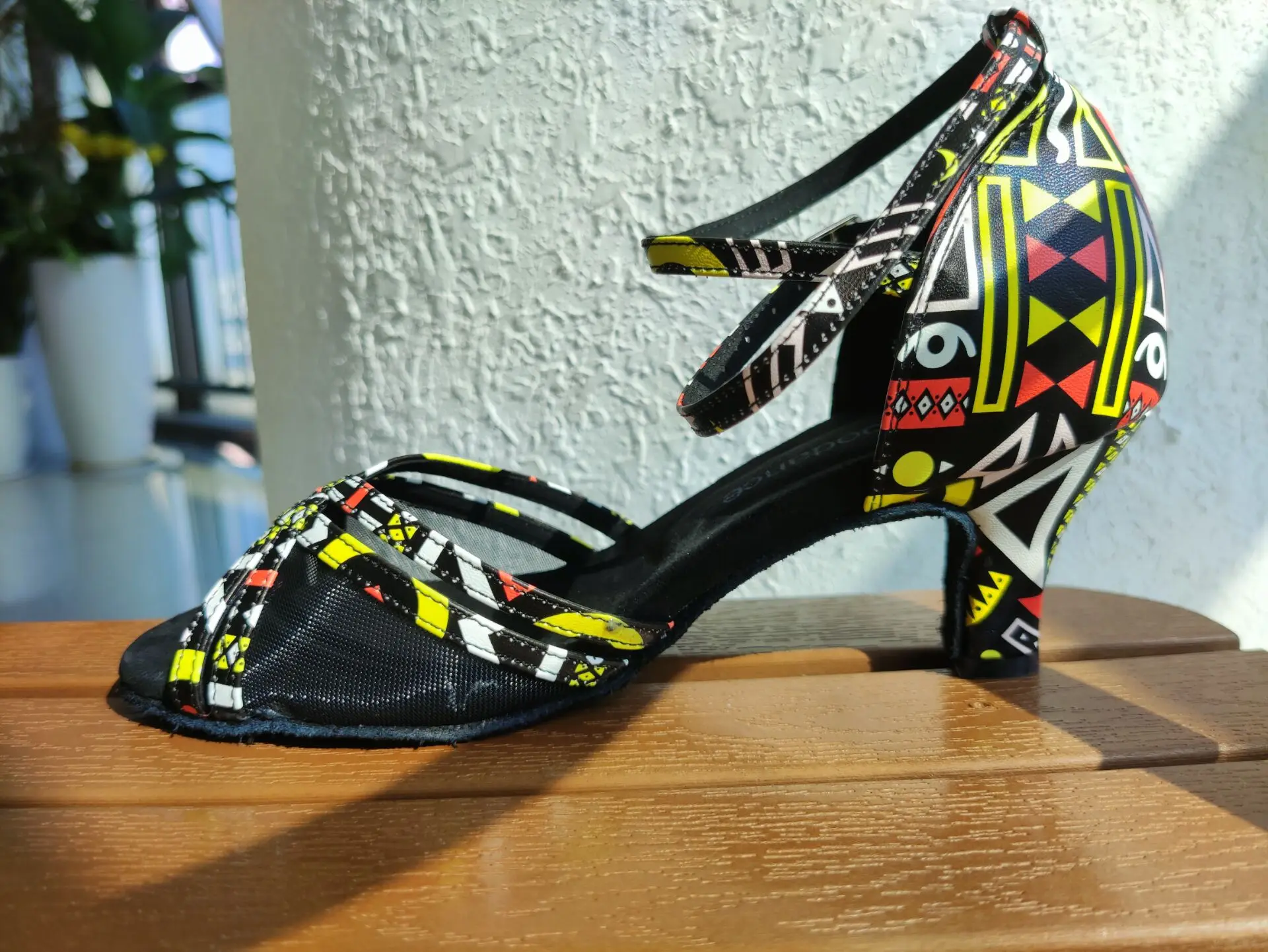 Женские атласные туфли для латиноамериканских танцев удобные с желтым узором и