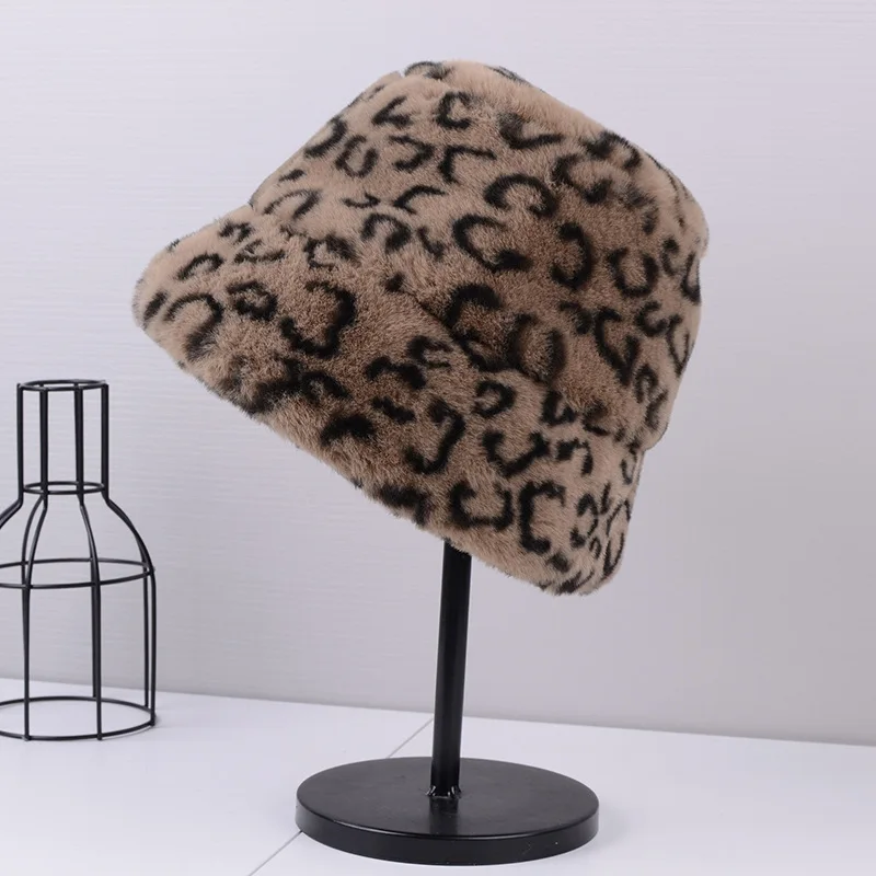 Панама женская бархатная с искусственным кроличьим мехом теплая шапка-леопард