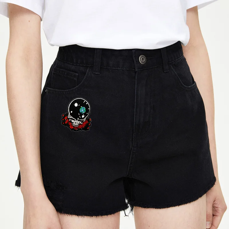 Значок Grateful Dead с изображением космического лица, молнией в кругу и знаком мира на медведе с черепахой, выполненный в технике тай-дай и вышитый на железо.