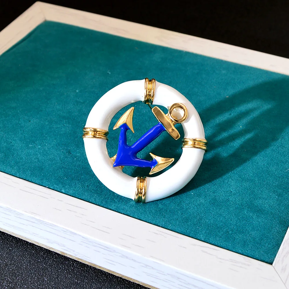 Брошь Мужская круглая с эмалью в морском стиле руль якорь | Украшения и