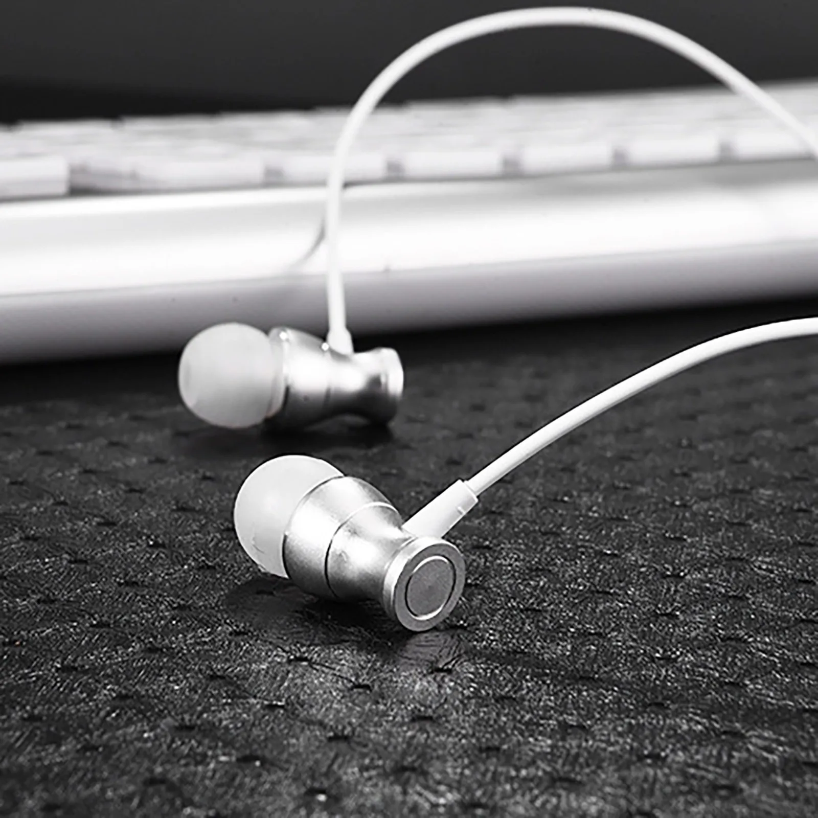 

Metal Cable Waterproof In Ear Subwoofer And HiFi Music Noise Reduction Headset