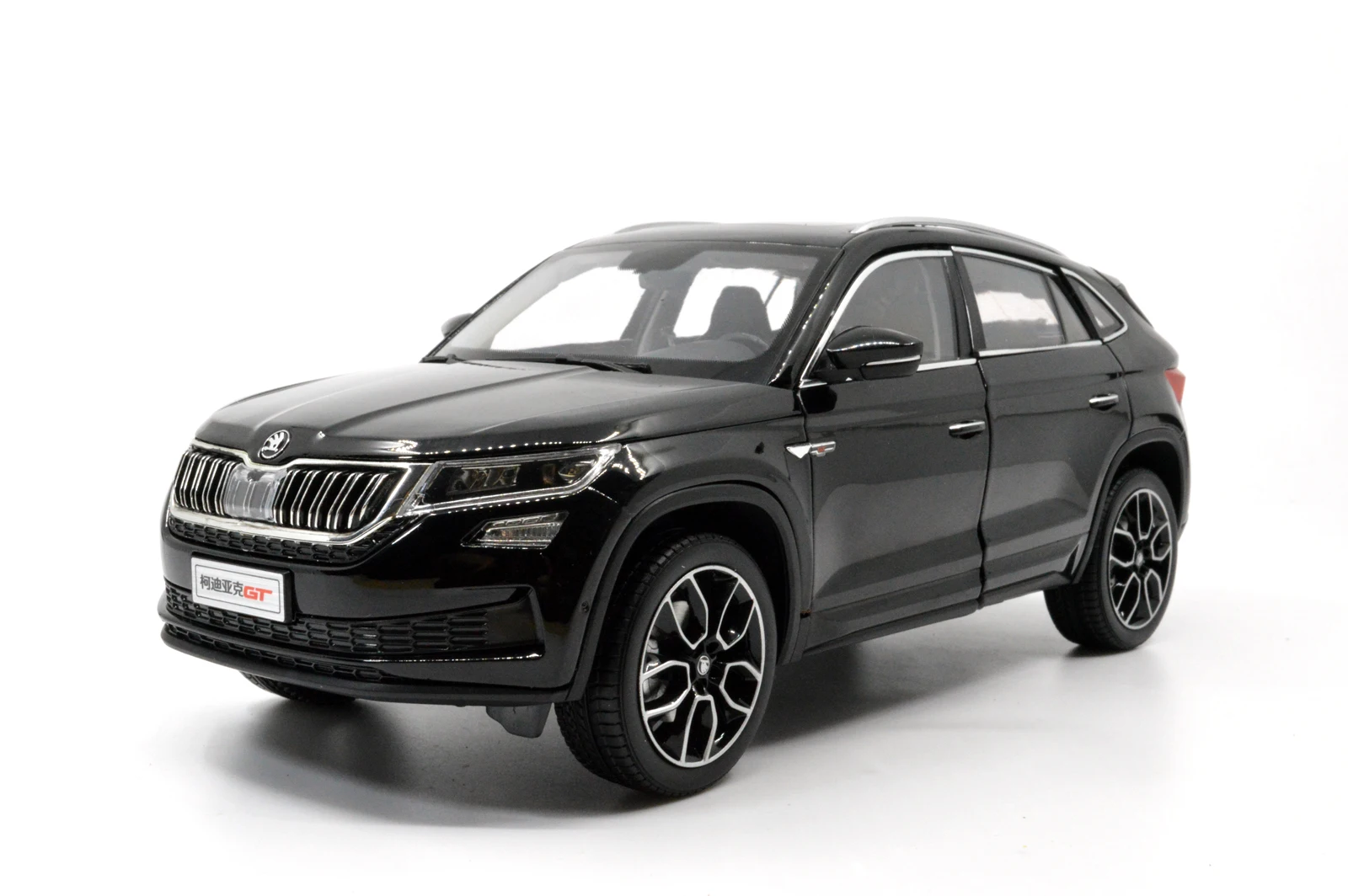 Модель Paudi 1/18 1:18 Масштаб Skoda Kodiaq GT SUV черный литой модельный автомобиль игрушка двери автомобиля открыть