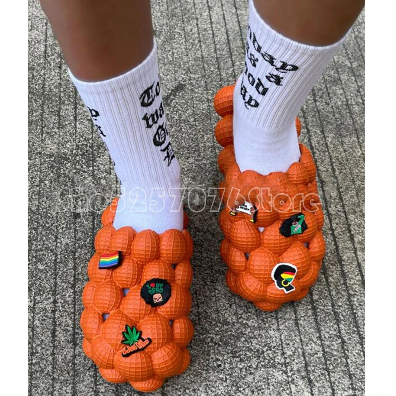 Шлепанцы женские с пузырьковыми шариками дизайнерские тапочки кулоном сланцы