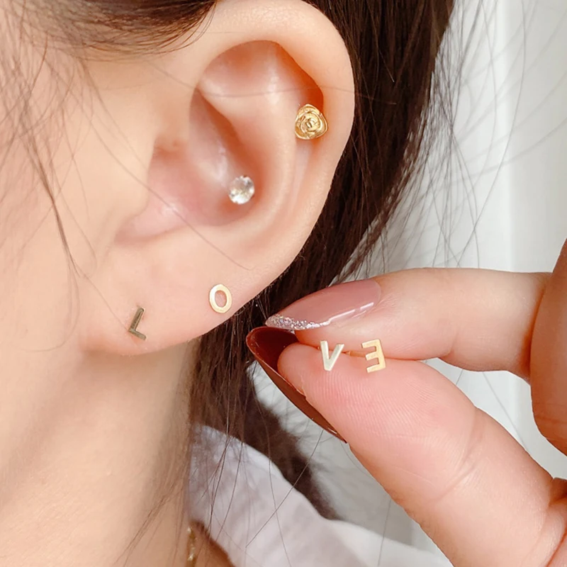 

Маленькие серебряные серьги-гвоздики с алфавитом для женщин