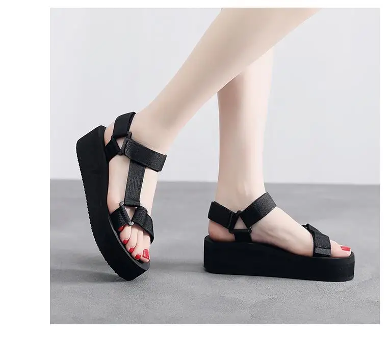 COSMAGIC/Модные женские босоножки; Новинка года; летние пляжные Босоножки на платформе черного цвета