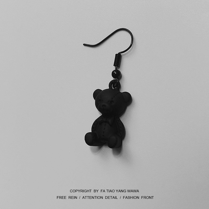 

The new 2022 contracted black paint earrings small cute teddy bear stereo earring fresh female earrings