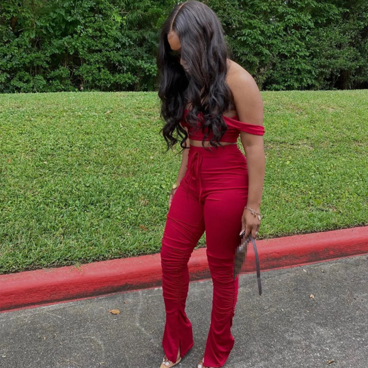 Женский комплект из двух предметов: укороченный топ и леггинсы |