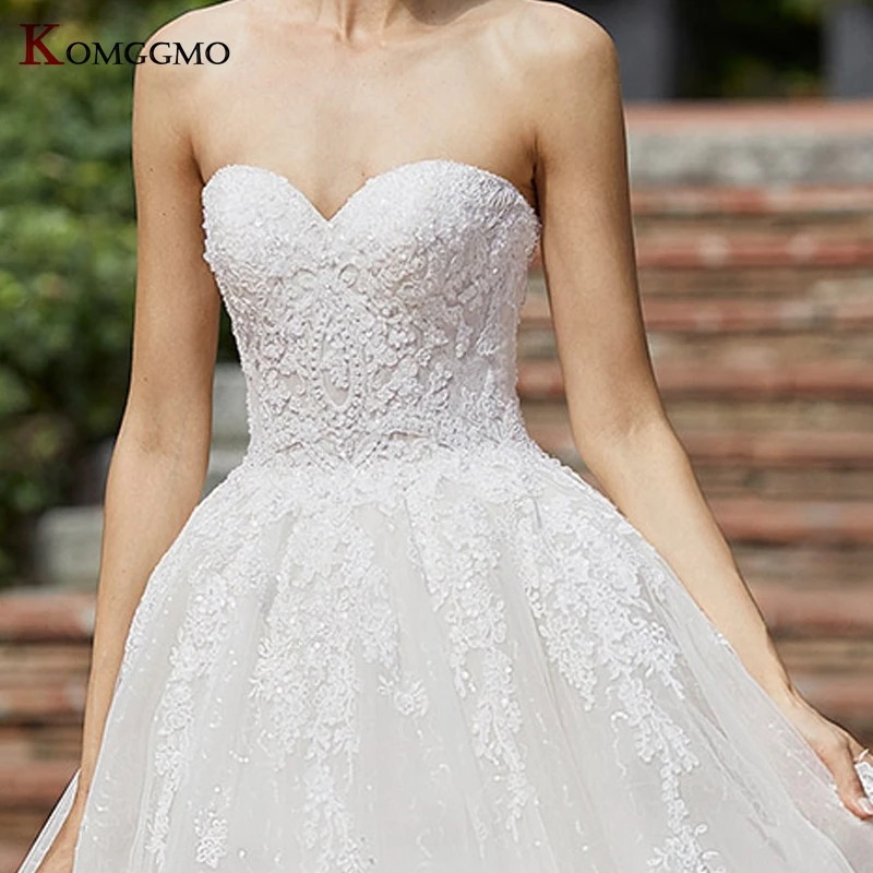 

2021 New Arrival Strapless Embroidery Appliques Tulle Wedding Dress Elegant Sleeveless Button Back Chapel Train Bridal Ball Gown