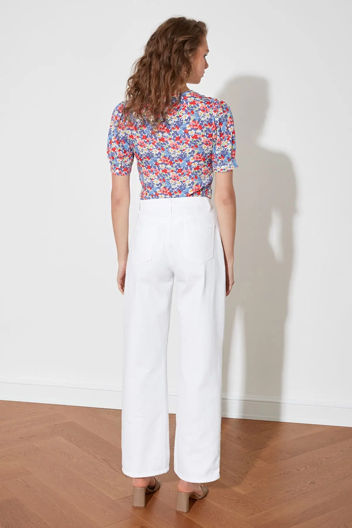 

Trendyol Ripped Detailed High Bel Wide Leg Jeans TWOSS21JE0630