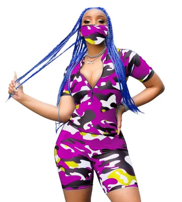 Спортивный женский костюм с маской-камуфляжом принтом коротким рукавом на