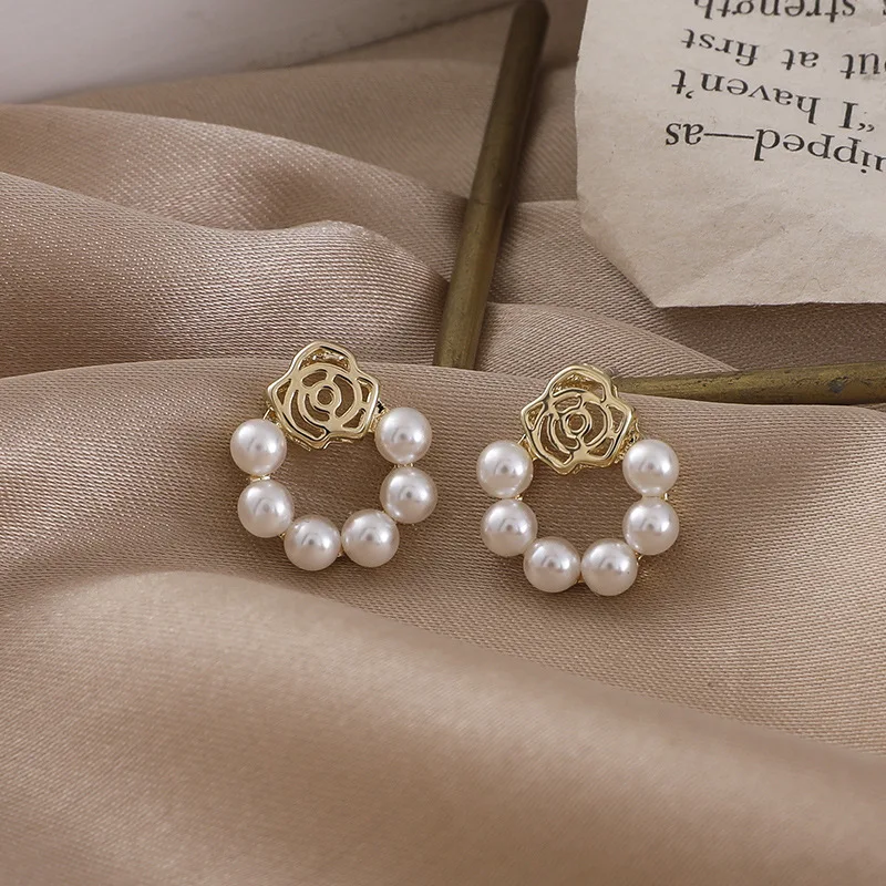 

South Korea's new fashion metal hollowed-out flower pearl stud earrings, retro women's fashion earrings, 2020 new jewelry