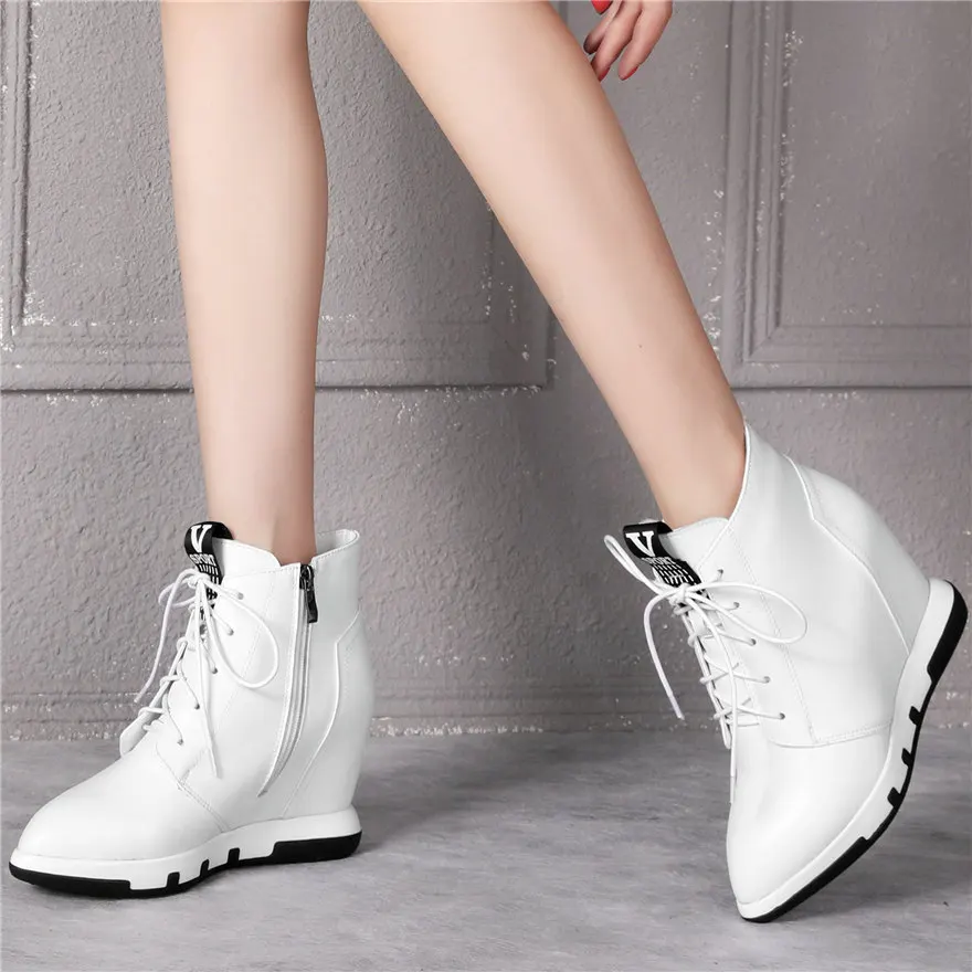 Женские высокие кроссовки из натуральной кожи на шнуровке танкетке с острым