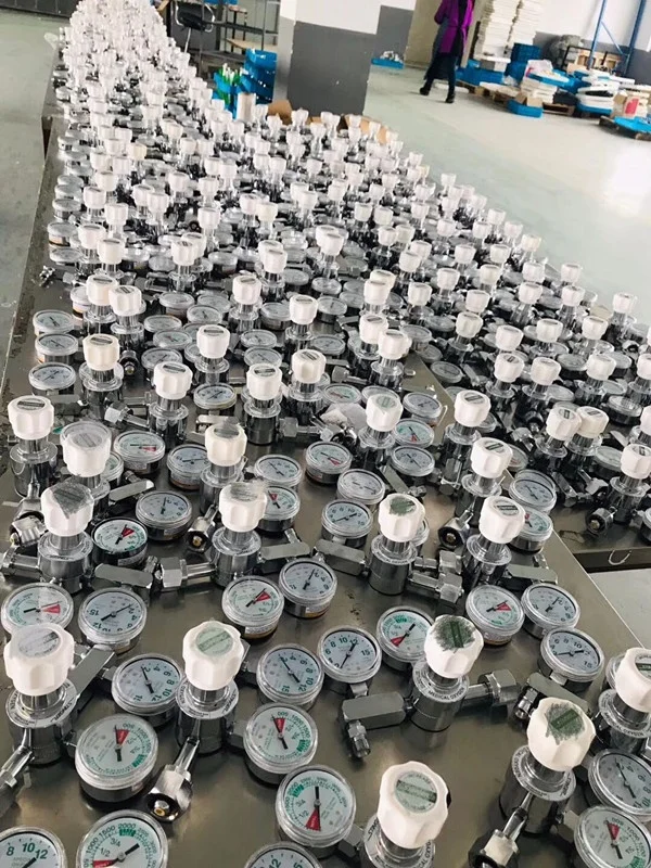 

Hospital western style oxygen cylinder regulator with double gauge