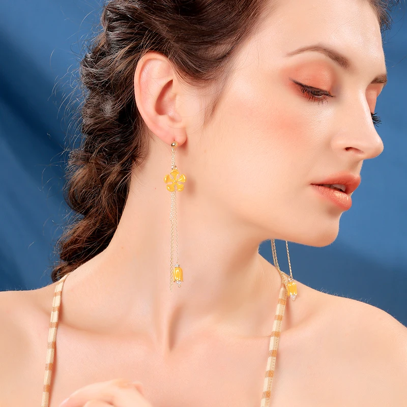 

Модные женские серьги-подвески желтого цвета с эмалью