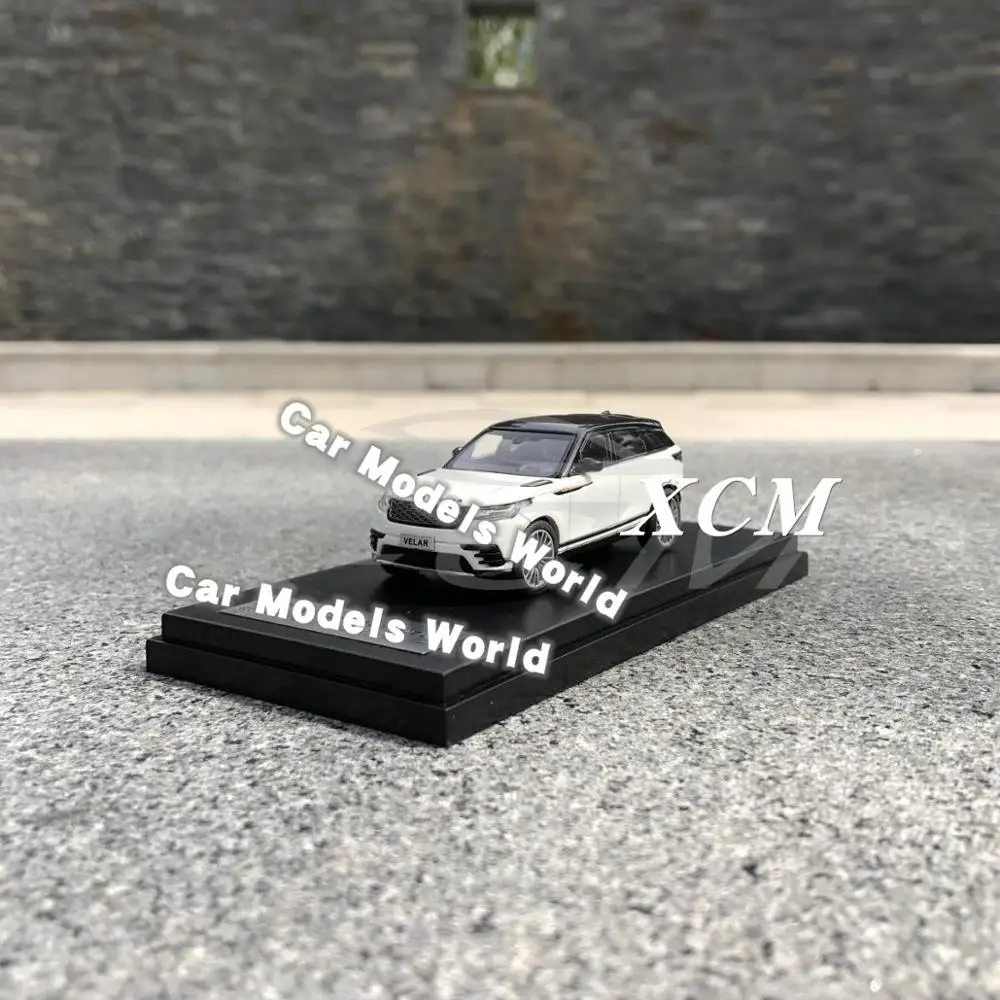 Литая под давлением модель автомобиля для ЖК-моделей Velar 1: 64(белый)+ маленький подарок