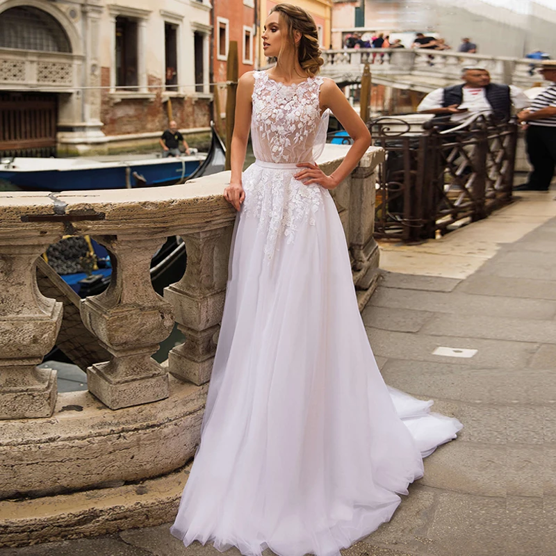 

Элегантное кружевное свадебное платье А-силуэта с круглым вырезом и аппликацией