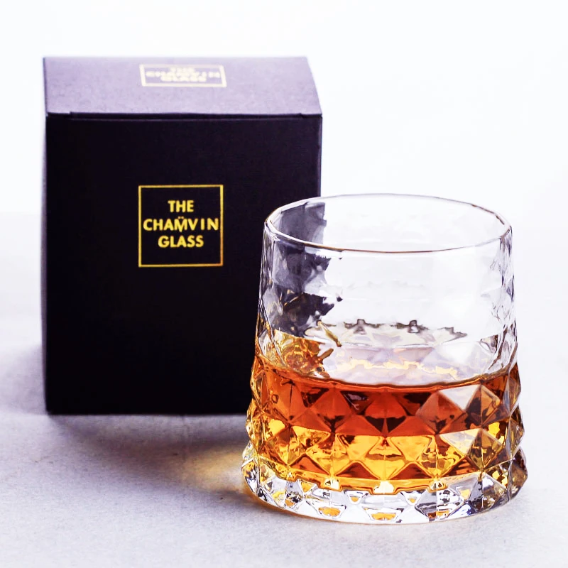 Призматический стакан в скандинавском стиле с рисунком призмы для виски