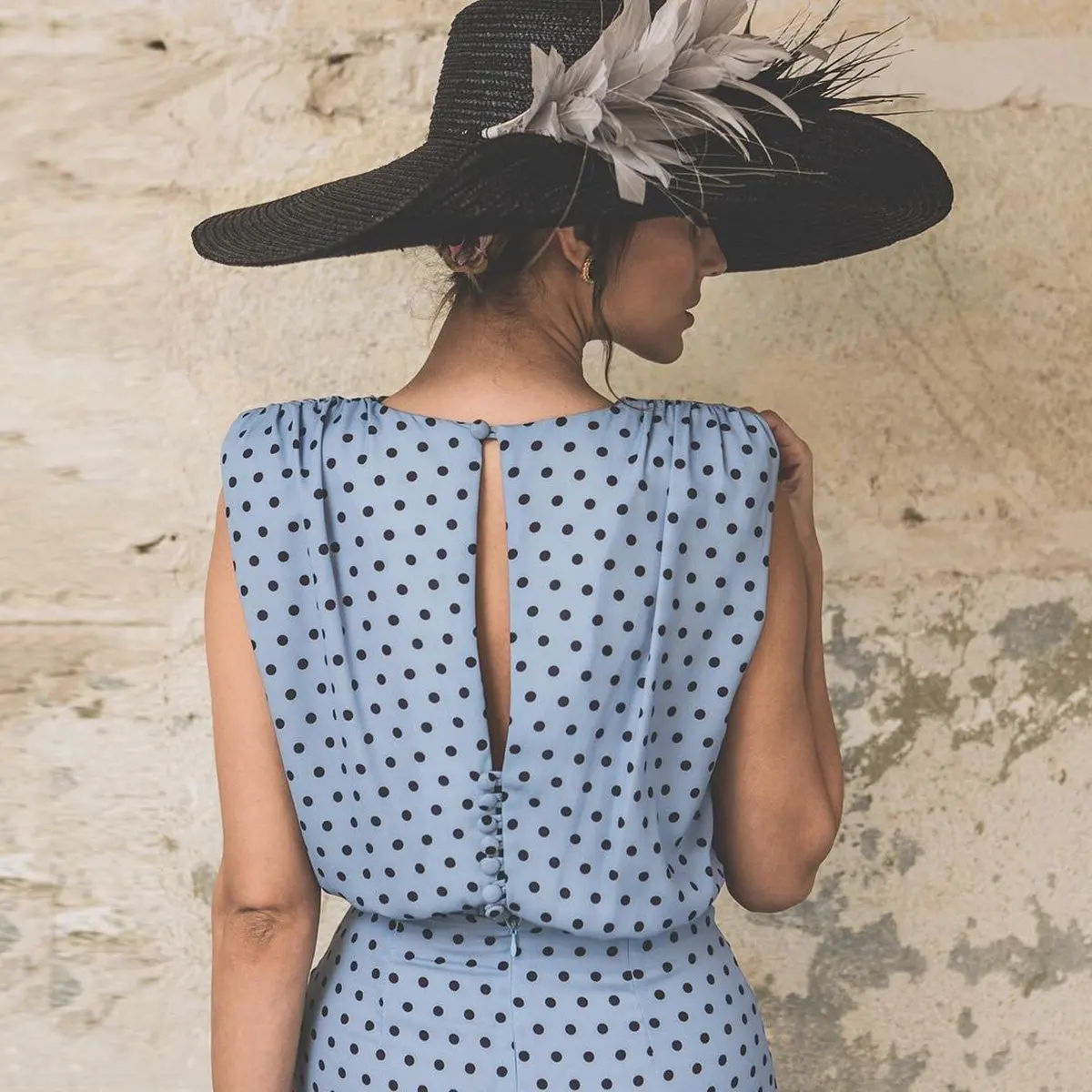 Летнее элегантное вечернее платье женское длинное облегающее в горошек белое