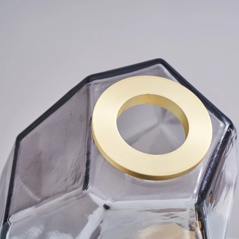 Креативный сильный человек толкает необычную стеклянную вазу скульптура фигура