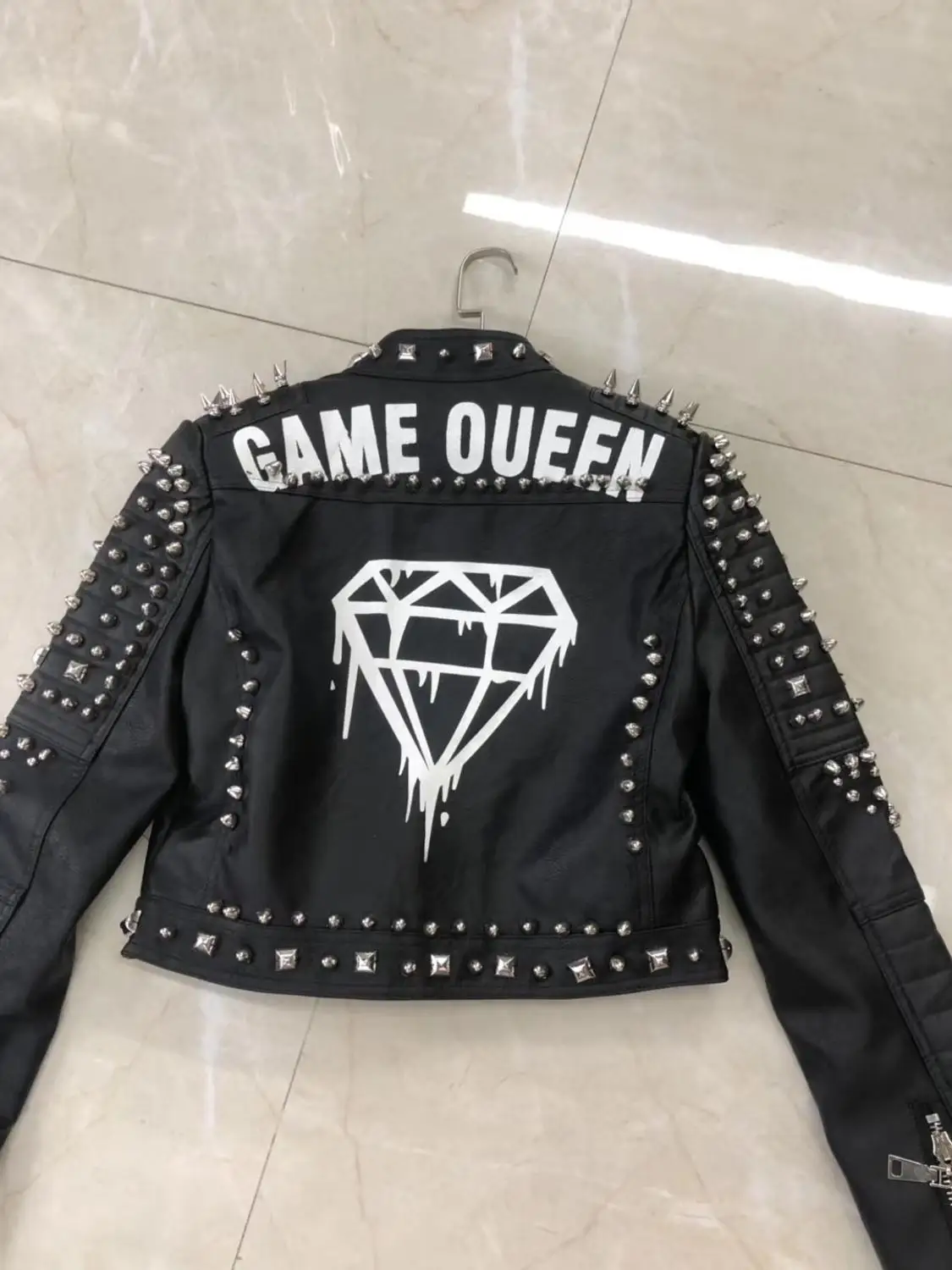 Женская куртка из искусственной кожи с заклепками и бисером короткая в стиле