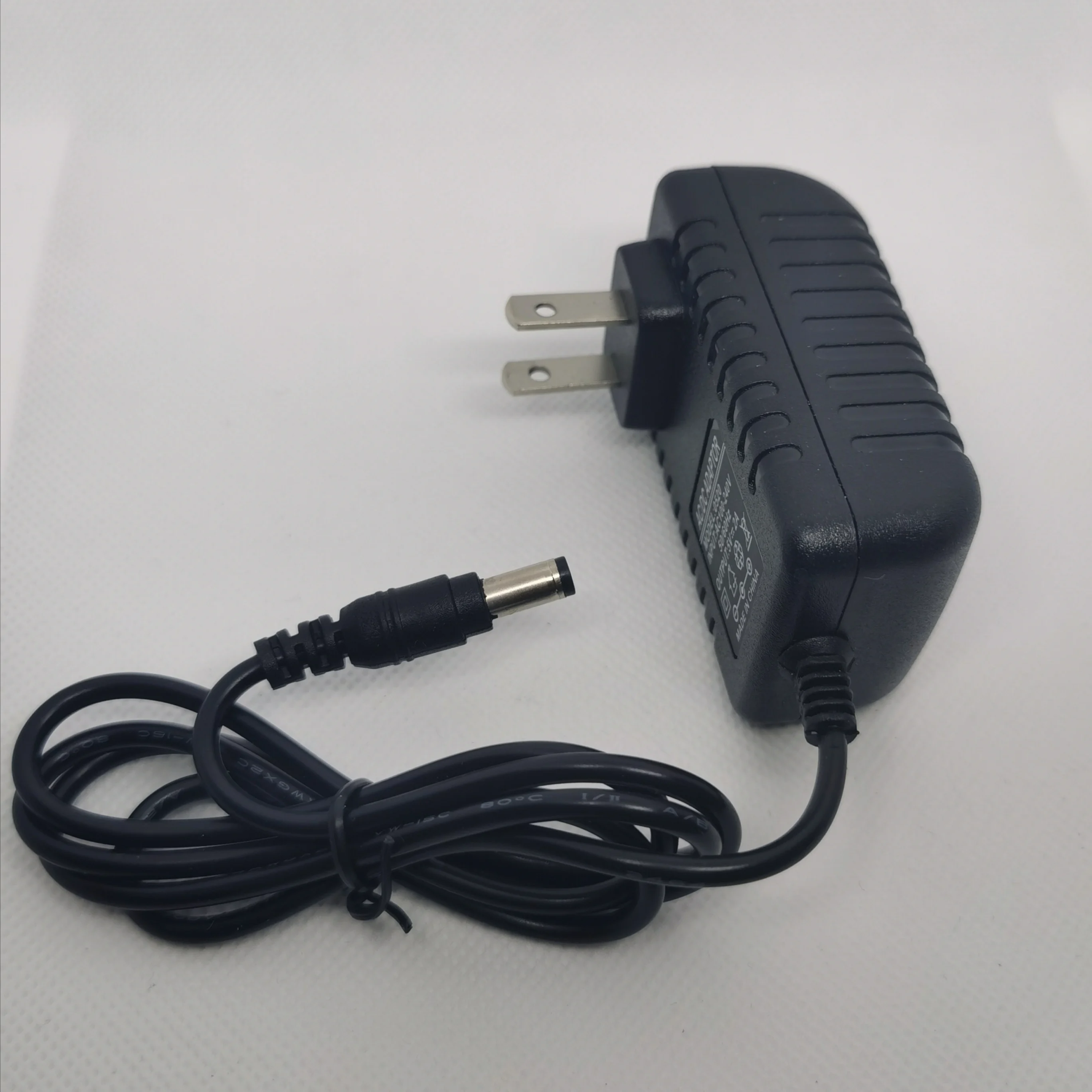 Универсальное зарядное устройство для светодиодной ленты 5 В 2 А 110-240 переменного