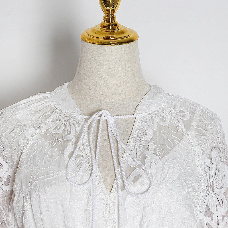 Платье с вышивкой TWOTWINSTYLE v-образным вырезом и расклешенными рукавами высокой